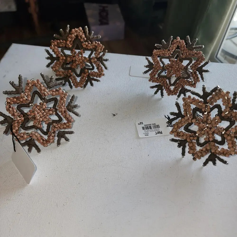 PIER 1 IMPORTS NWT SET OF 4 SNOWFLAKE WOOD BEAD NAPKIN RINGS